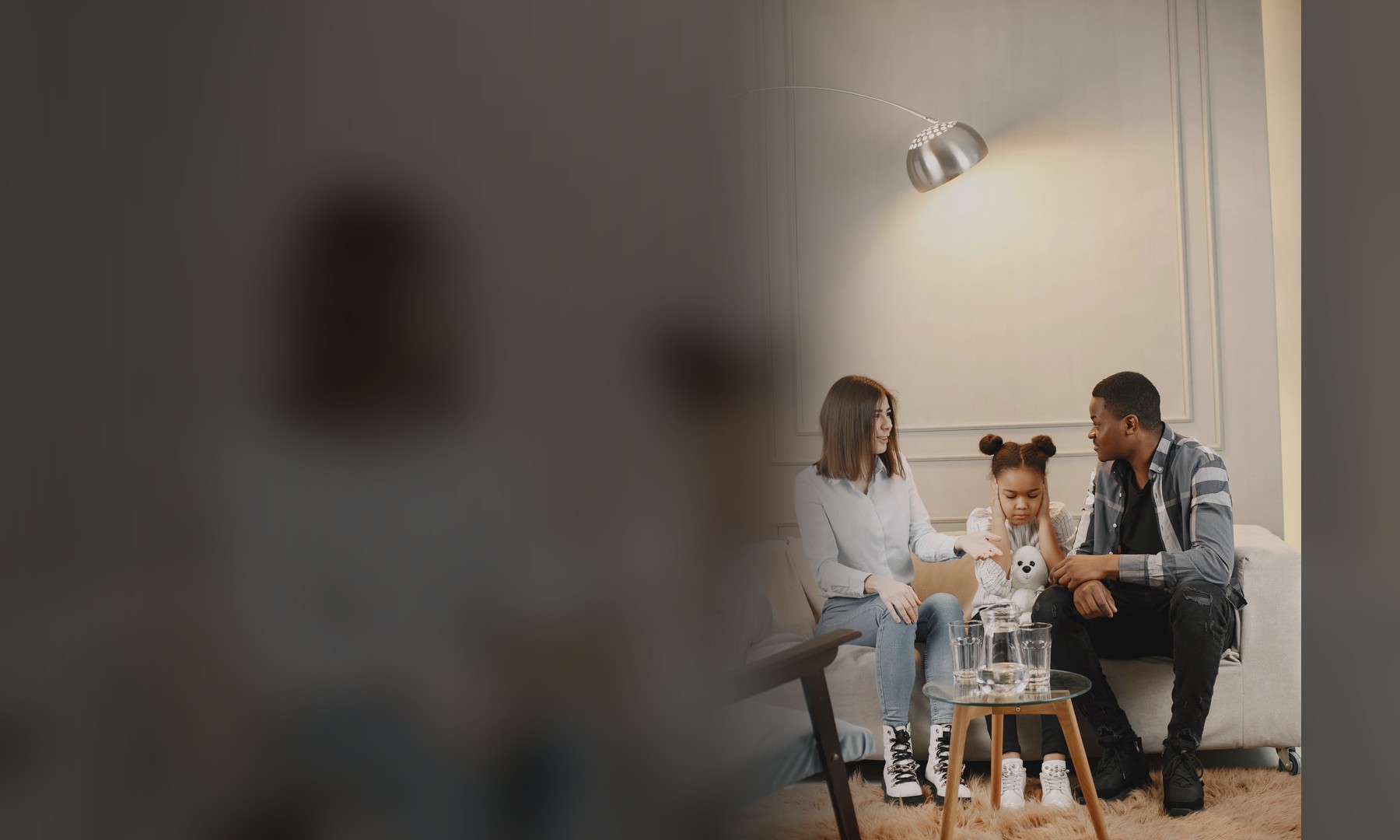 Família em momento de acolhimento, representando perda de companheiro e necessidade de comprovar união estável